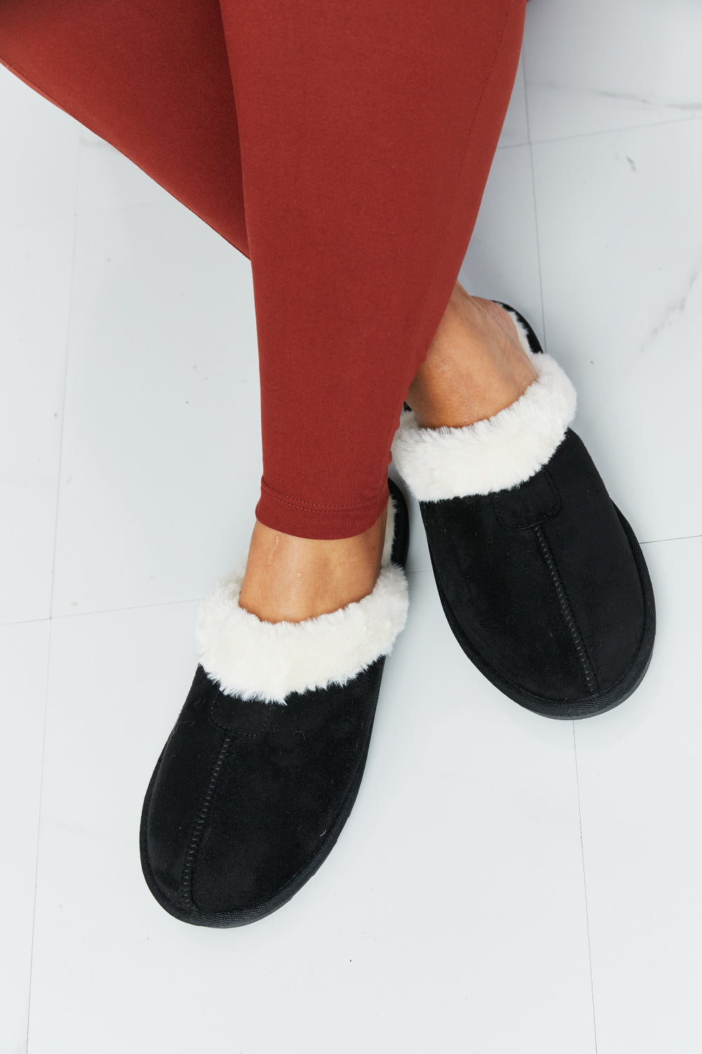 Two-Tone Seam Detail Slippers in Black