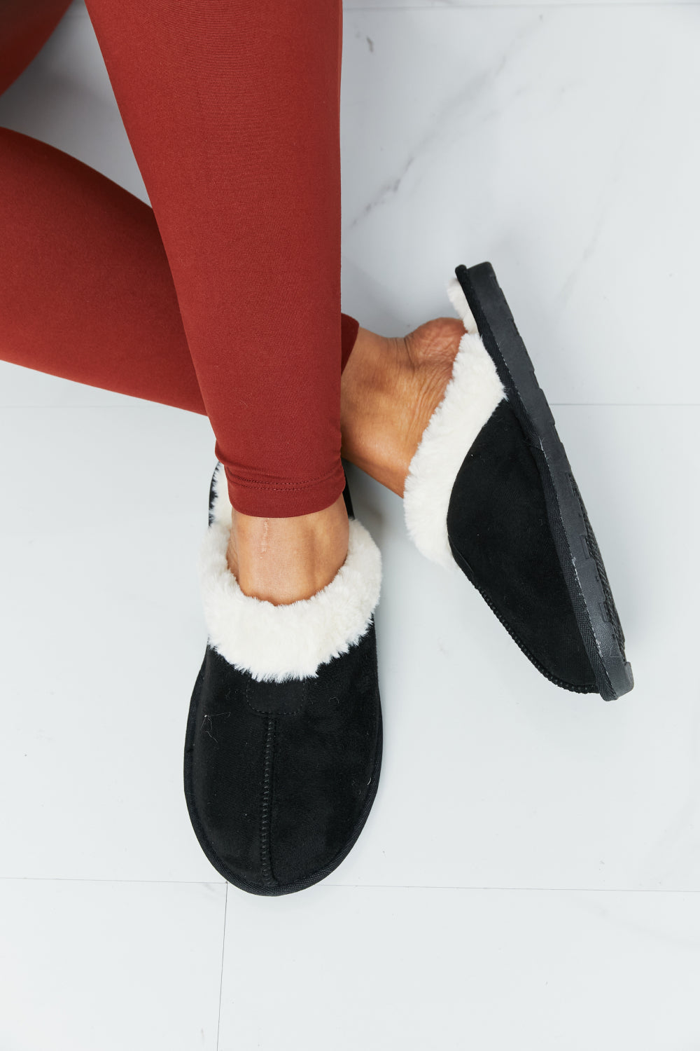 Two-Tone Seam Detail Slippers in Black